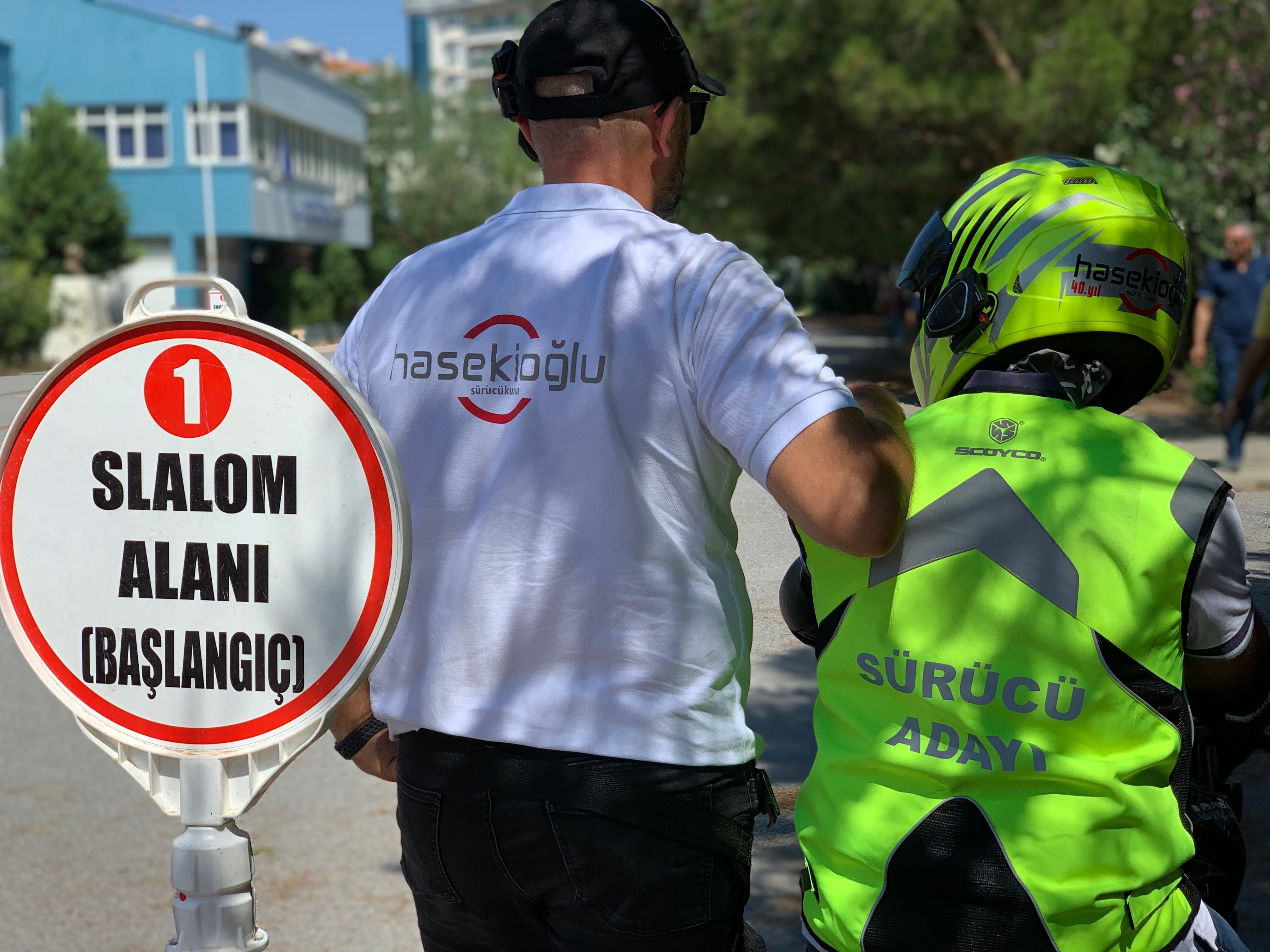 İzmir-Bornova-Evka3 motosiklet ehliyeti direksiyon sınavında, A sınıfı ehliyet alacak kursiyerimiz ile 1. Etap başlangıç alanında slalom aşaması için sınav sıramızı bekliyoruz.
