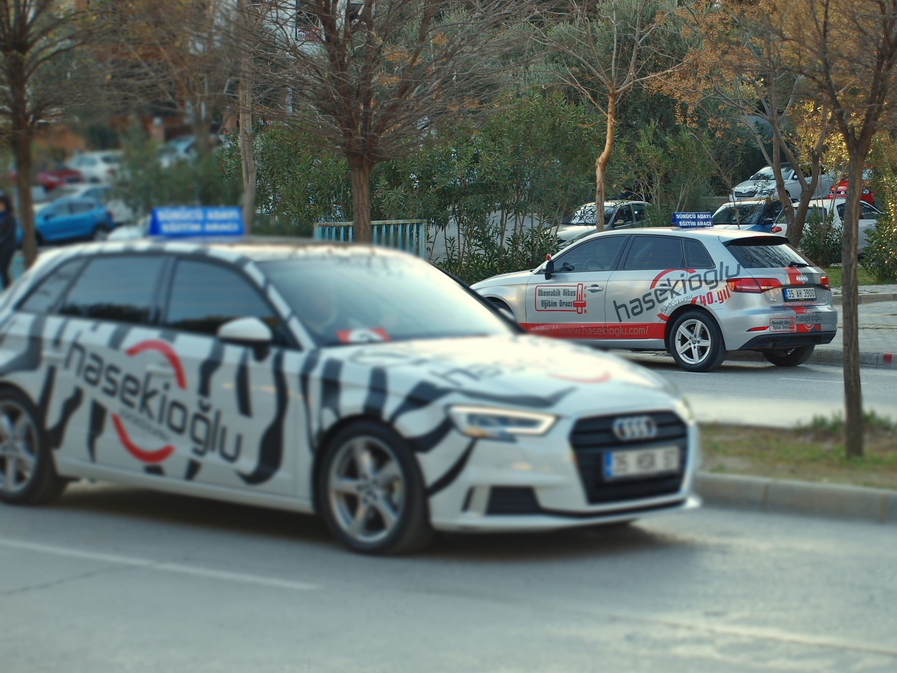 İzmir'de 3 adet otomatik vites araçları ile hizmet veren tek kurs HASEKİOĞLU SÜRÜCÜ KURSU! B sınıfı otomatik vites ehliyetini al, vites ve debriyajı araba kullansın.